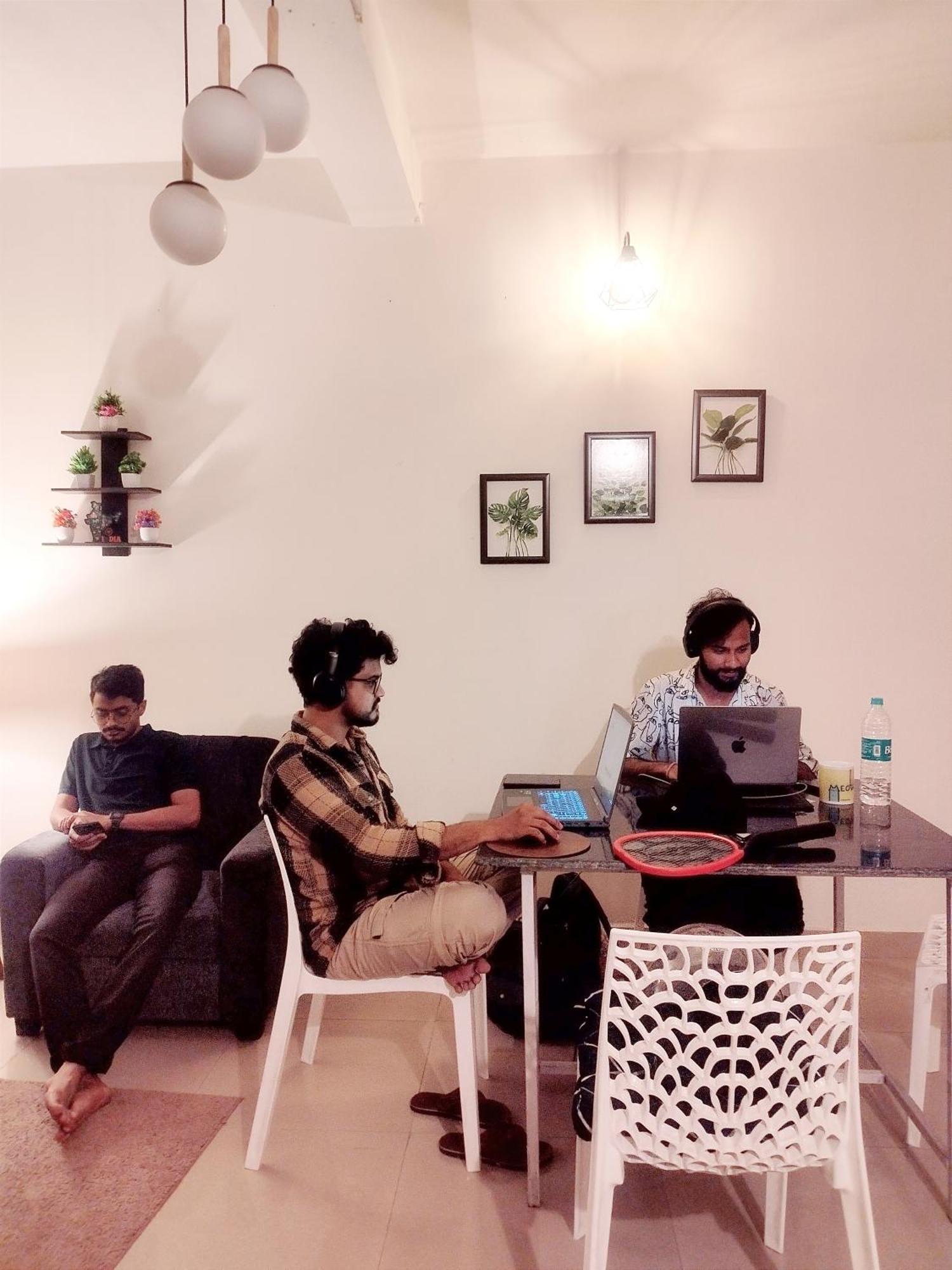 Nomad'S Nest Backpackers Hostel Guwahati Exteriör bild